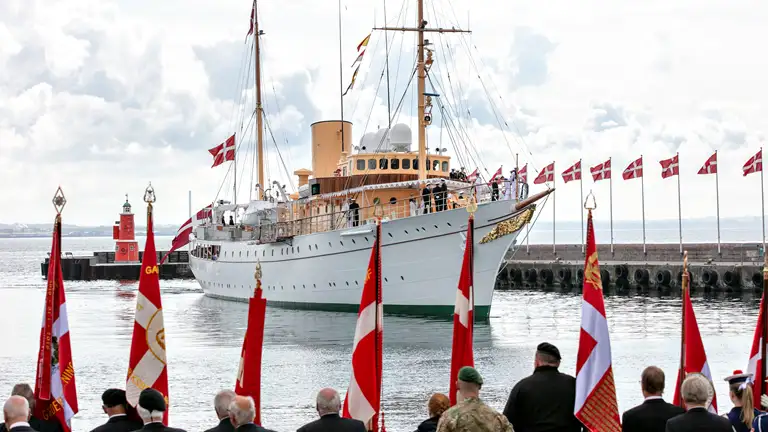 Kongeskibet Dannebrog ankommer til Helsingør den 1. juni 2022. Foto: Torben Sørensen