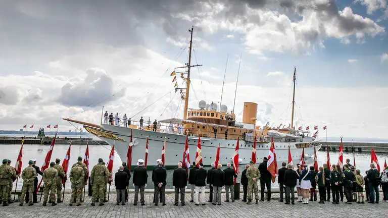 Kongeskibet Dannebrog ankommer til Helsingør den 1. juni 2022. Foto: Torben Sørensen