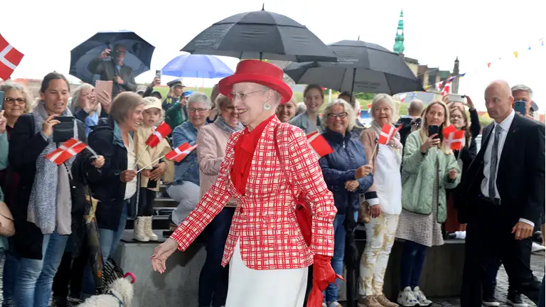 Dronningen ankommer til Biblioteket Kulturværftet. Foto: Lars Johannessen