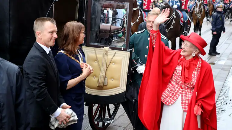Dronningen stiger af kareten foran Helsingør Rådhus i Stengade sammen med borgmester Benedikte Kiær og hendes mand, Lars Dam. Foto: Lars Johannessen
