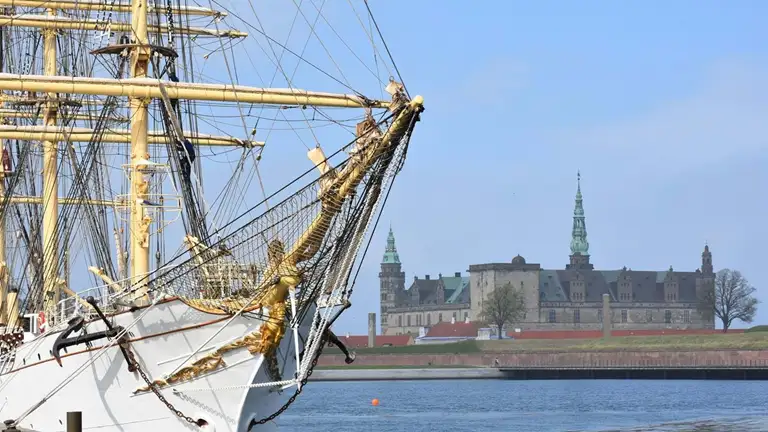 Skoleskibet og Kronborg. Foto: Ebbe Kyrø