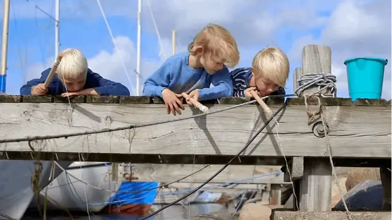 Børn fisker krabber