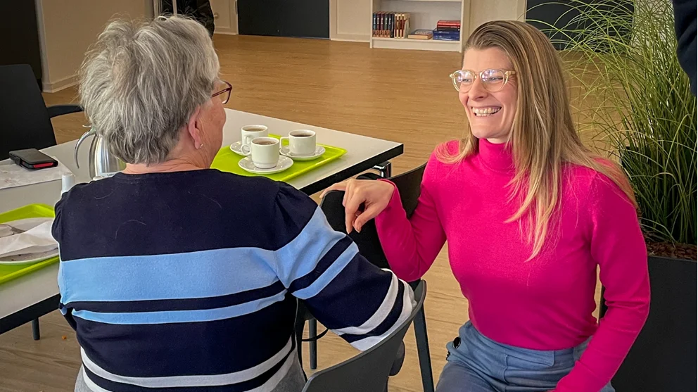 Ane Halsboe-Jørgensen taler med en borger på Plejehjemmet Montebello